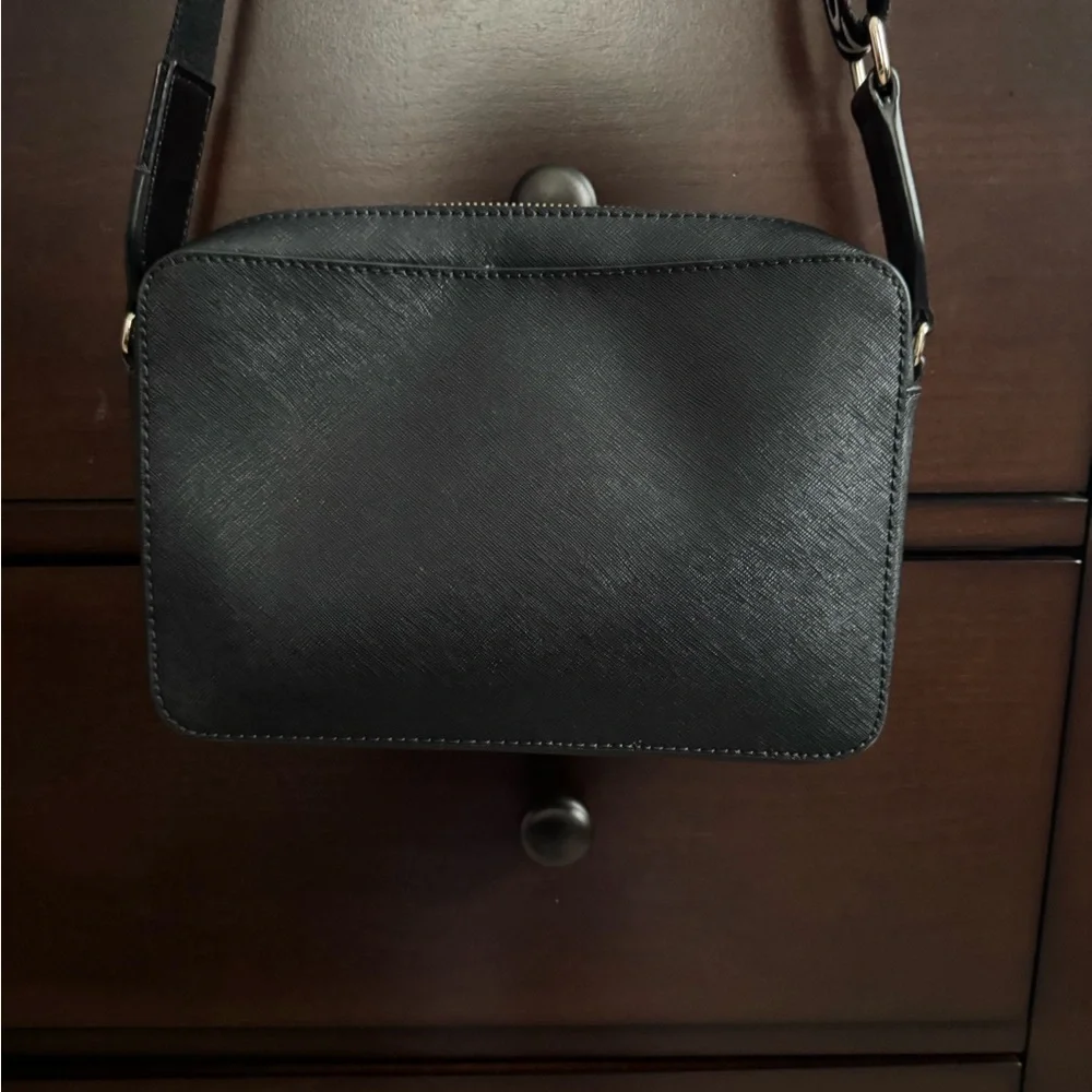 Michael Kors Elegant Black Crossbody Bag - Picture 3 of 5
